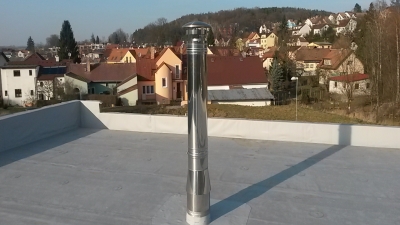 Nerezový komín Schiedel ICS50 DN 150 jako svislý kouřovod s funkcí komínu v novostavbě