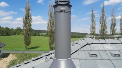 Svislý kouřovod s funkcí komínu Schiedel Permeter v šedé barvě