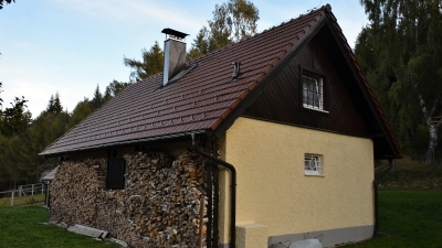 Zděný keramický komín Schiedel s oplechovanou nadstřešní částí